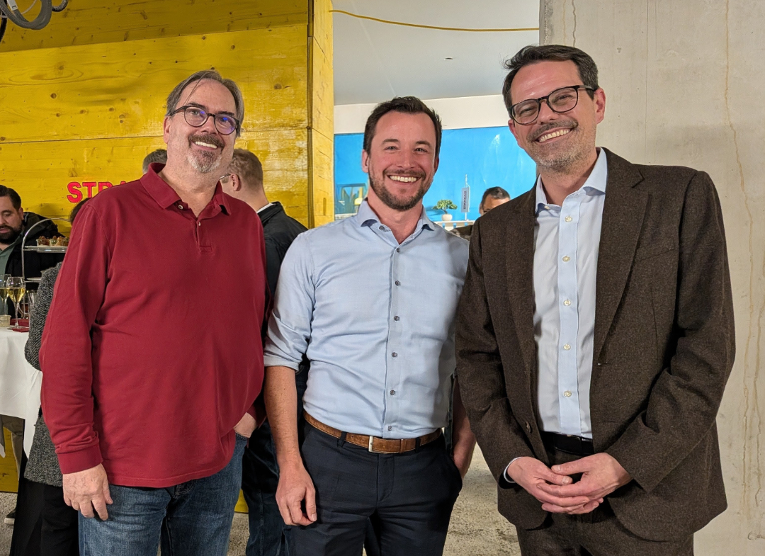 Bezirksrat Thomas Brandstätter (SPÖ), STC-Geschäftsführer Matthias Waibel und Bezirksvorsteherin-Stellvertreter Florian Saurwein