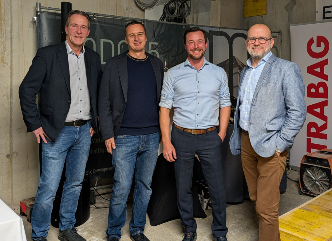 V.l.n.r. Robert Gipfl (STRABAG), Architekt René Kops, Matthias Waibel (STC) und Markus Gornik (STRABAG)