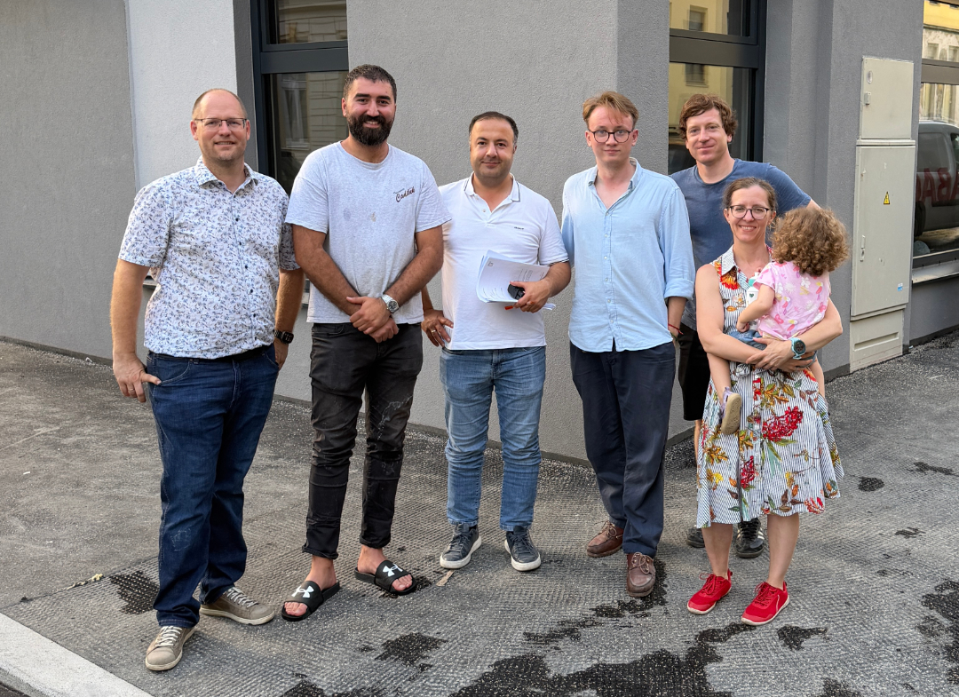 Die Teams von STC und STRABAG bei der Übergabe